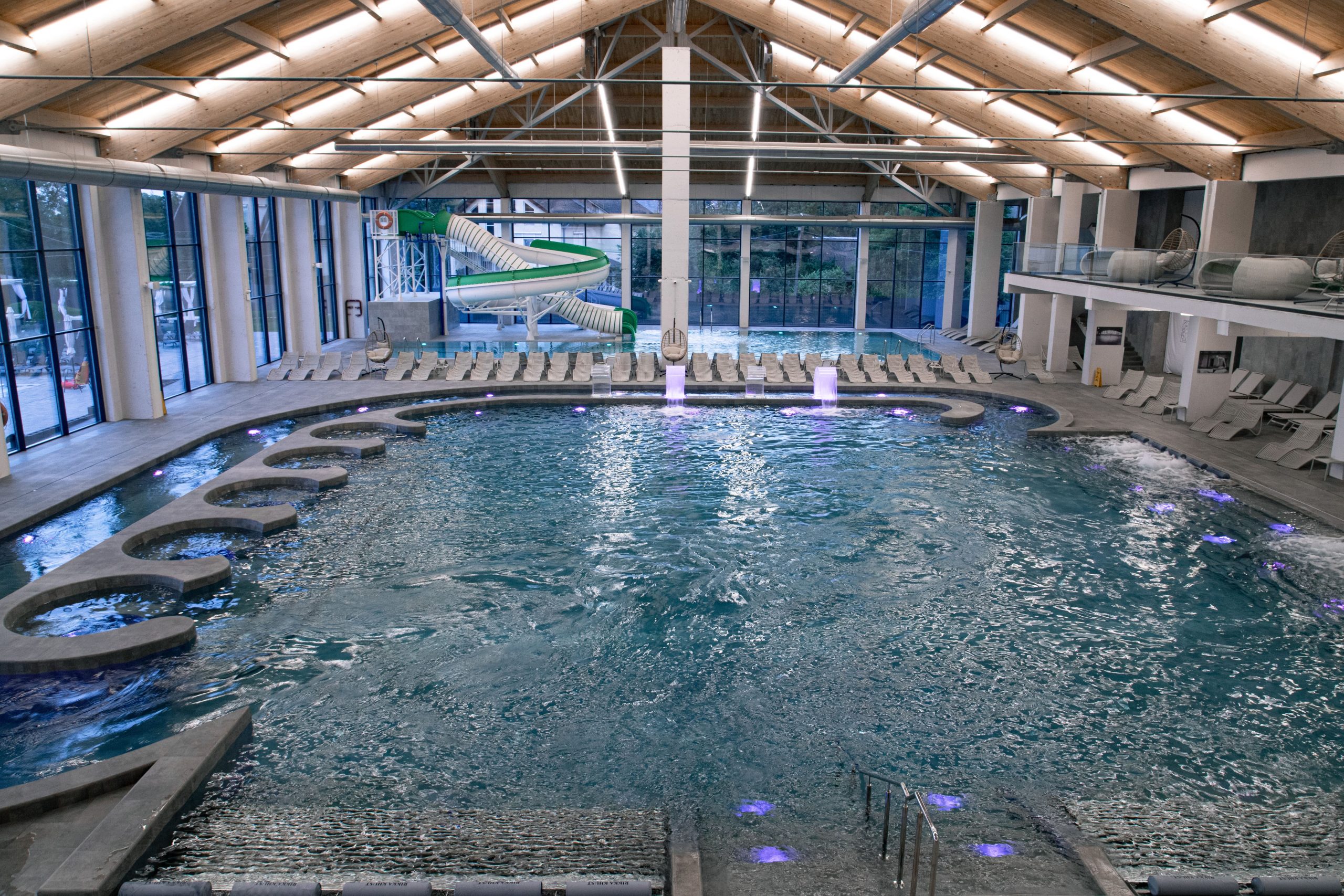 Термальний курорт у деталях: Фото басейнів та інфраструктури