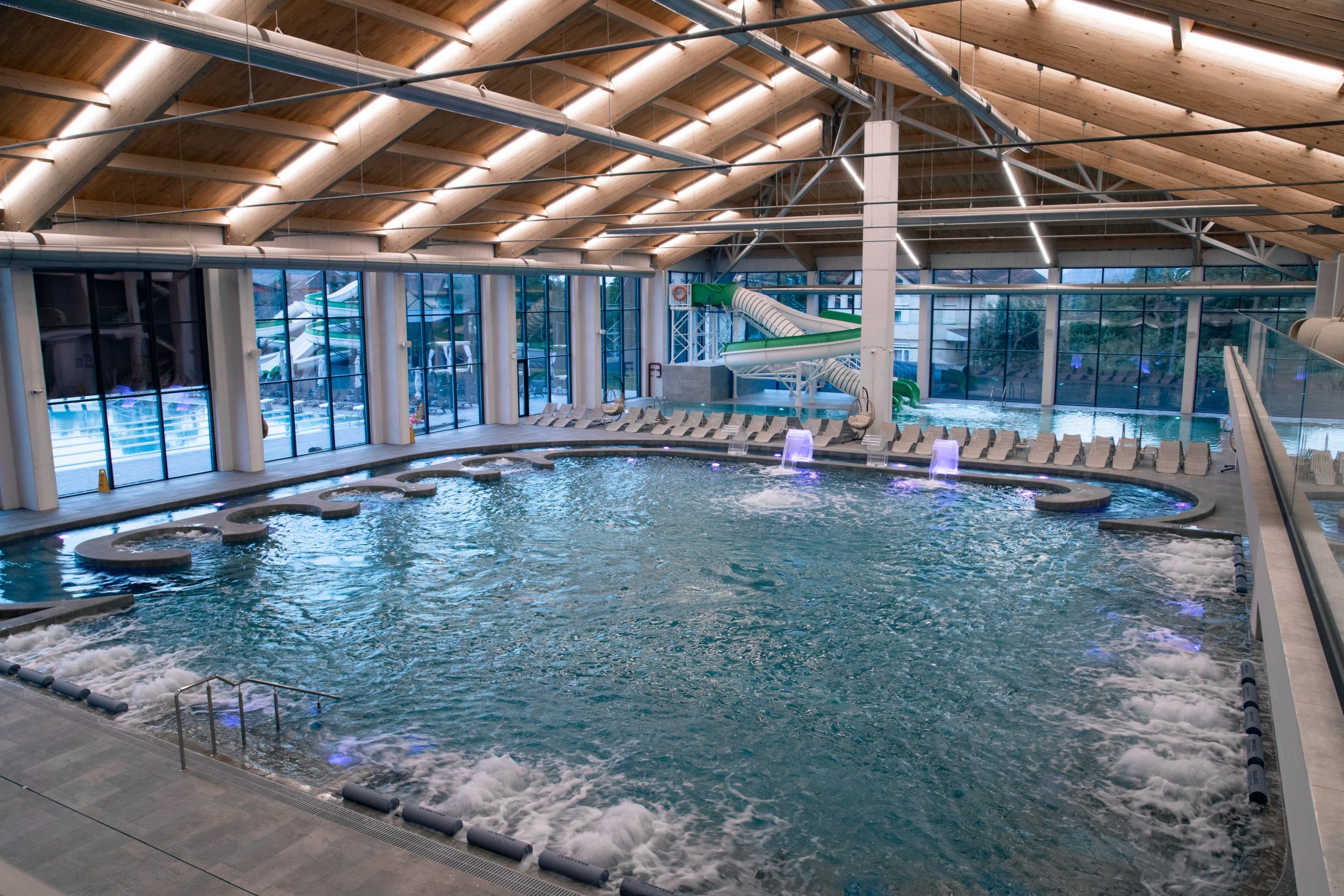 Термальний курорт у деталях: Фото басейнів та інфраструктури