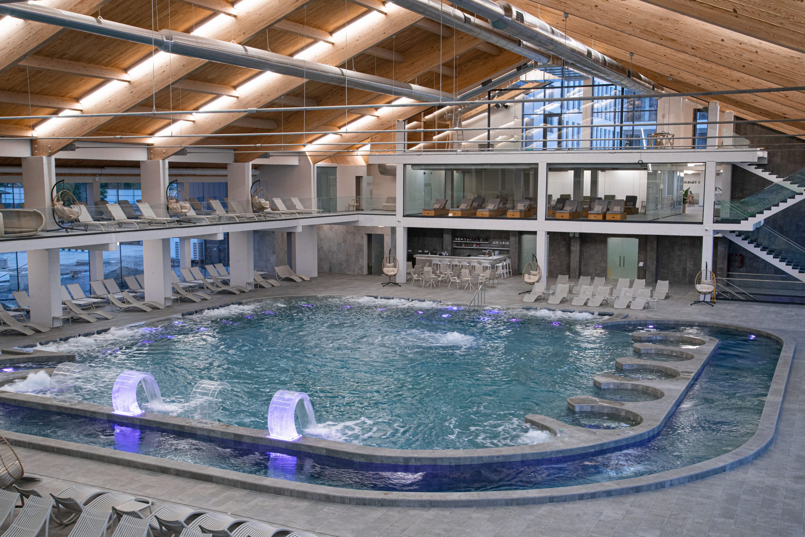 Термальний курорт у деталях: Фото басейнів та інфраструктури