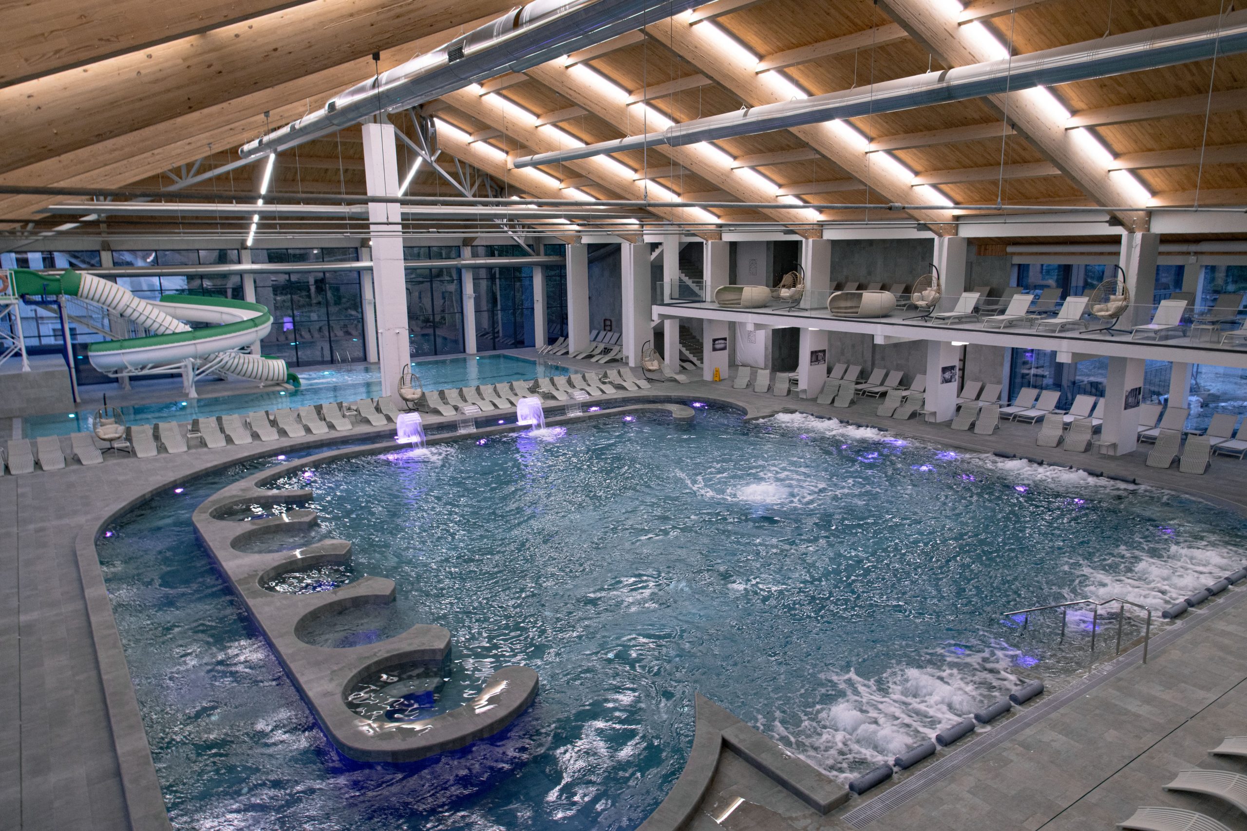 Термальний курорт у деталях: Фото басейнів та інфраструктури