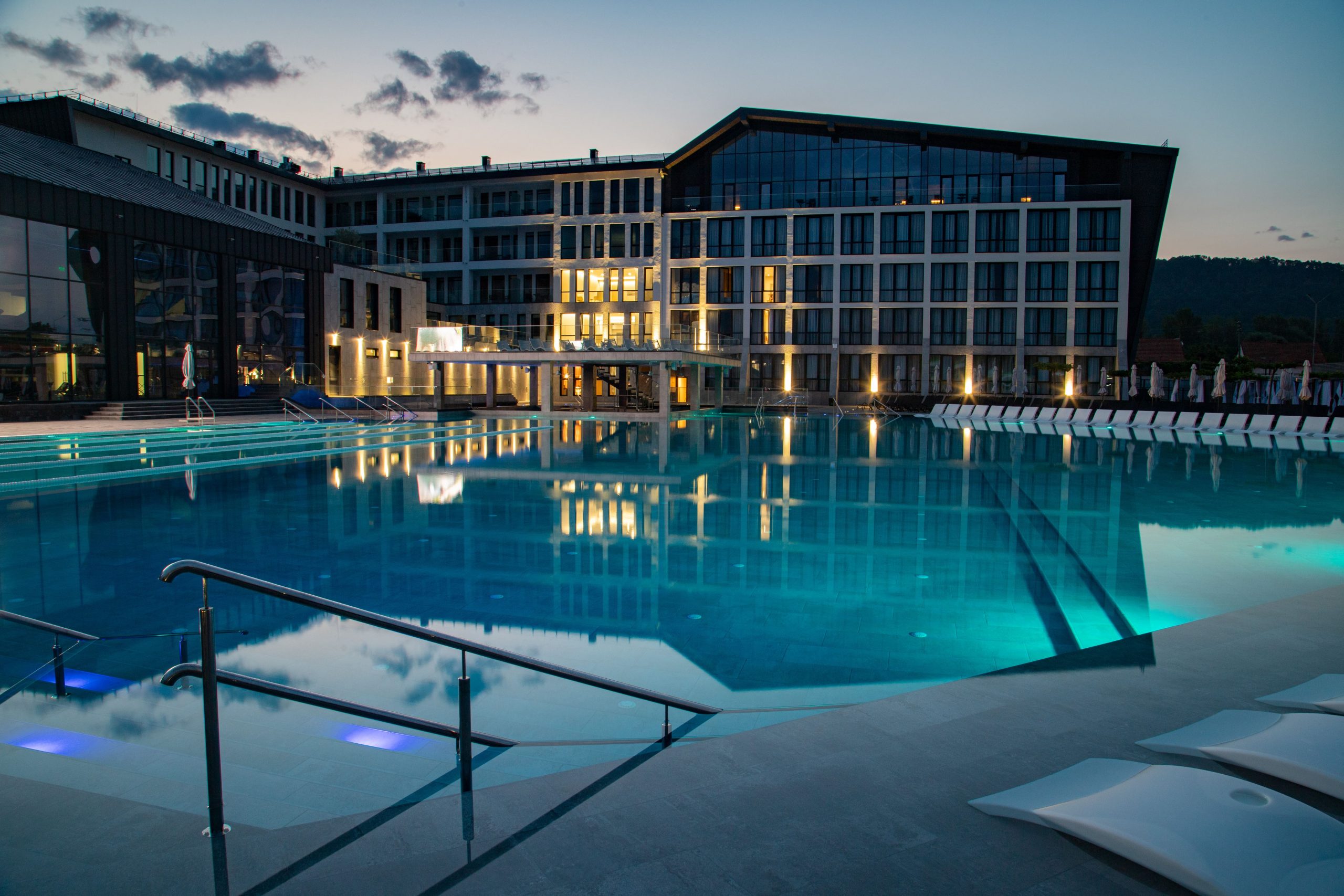 Термальний курорт у деталях: Фото басейнів та інфраструктури