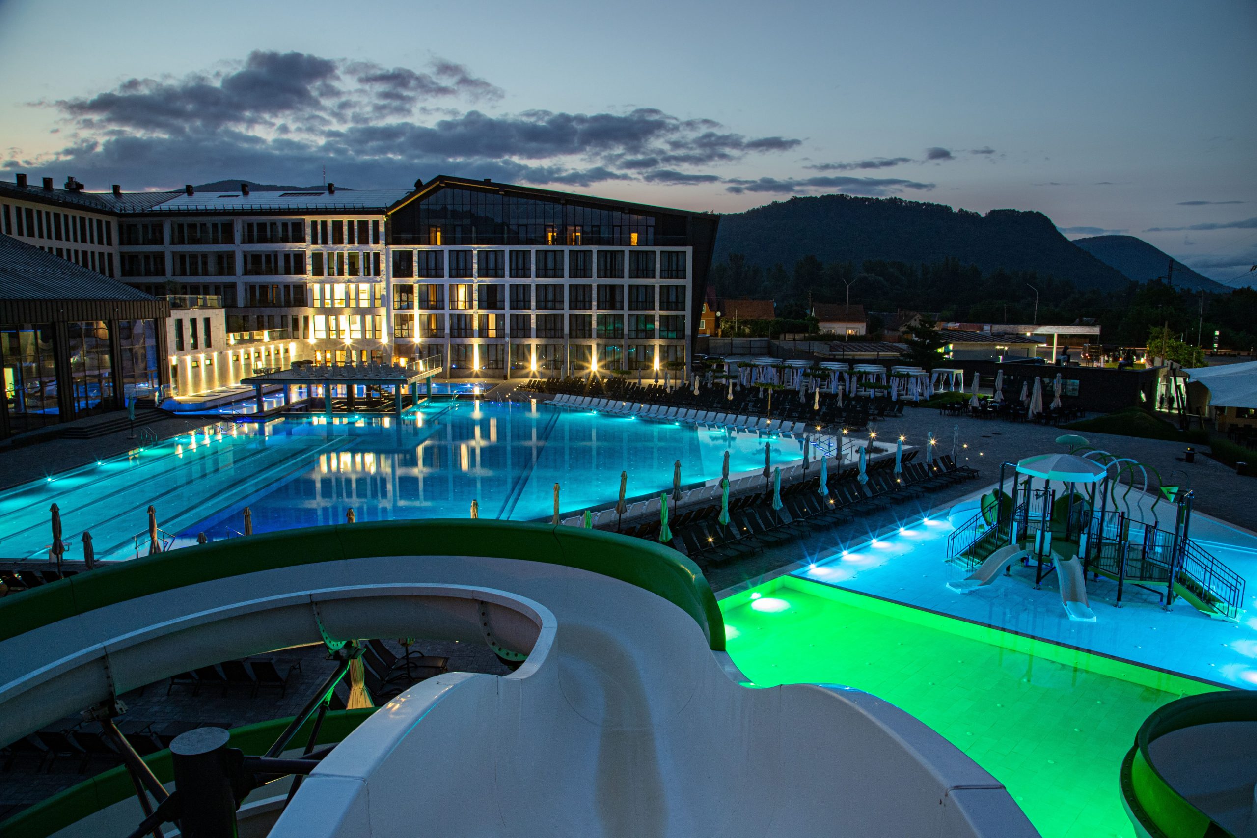 Термальний курорт у деталях: Фото басейнів та інфраструктури