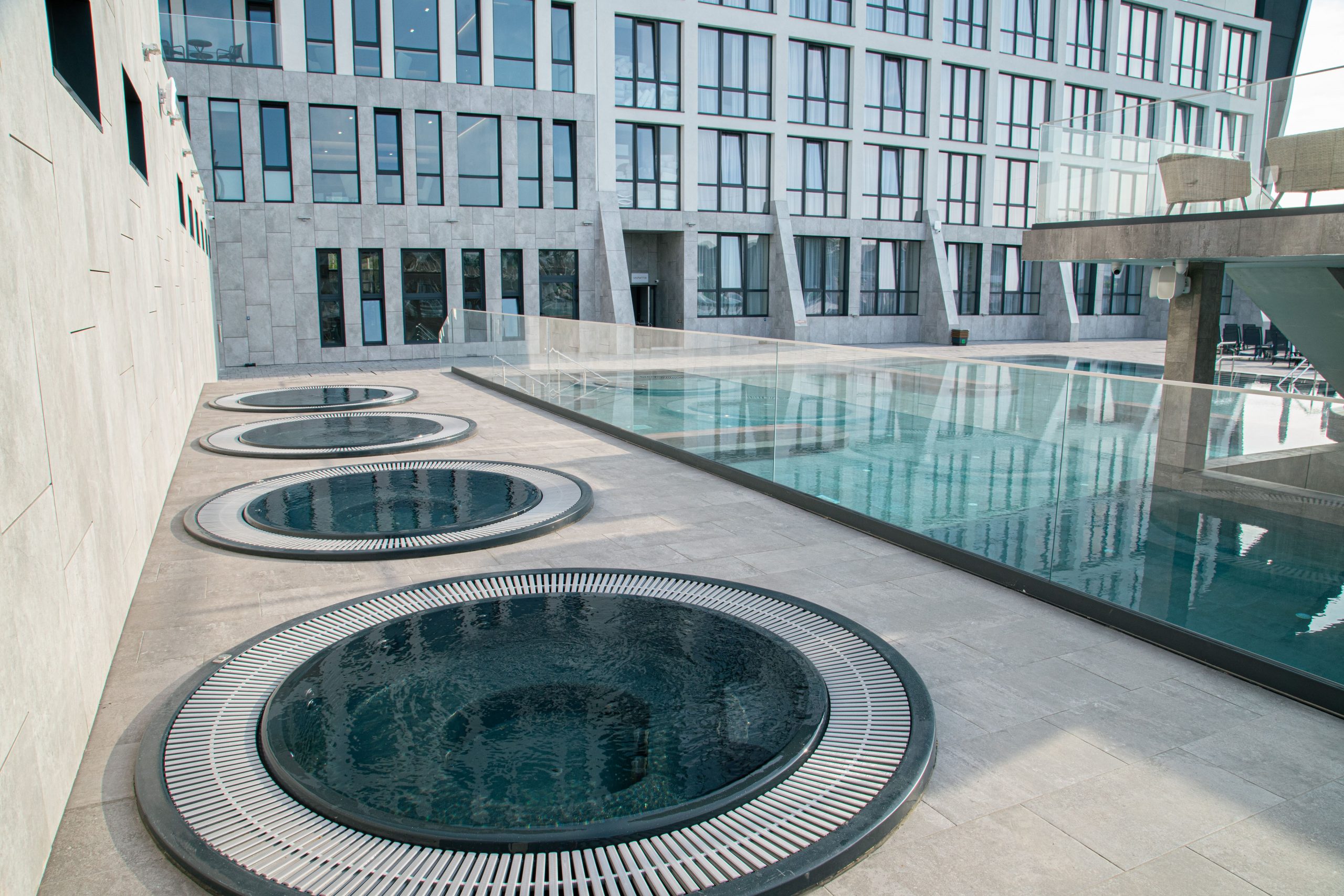 Термальний курорт у деталях: Фото басейнів та інфраструктури