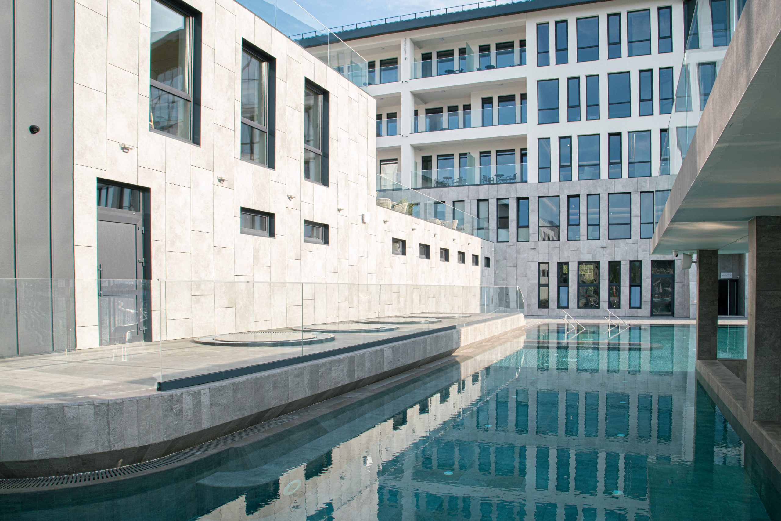 Термальний курорт у деталях: Фото басейнів та інфраструктури