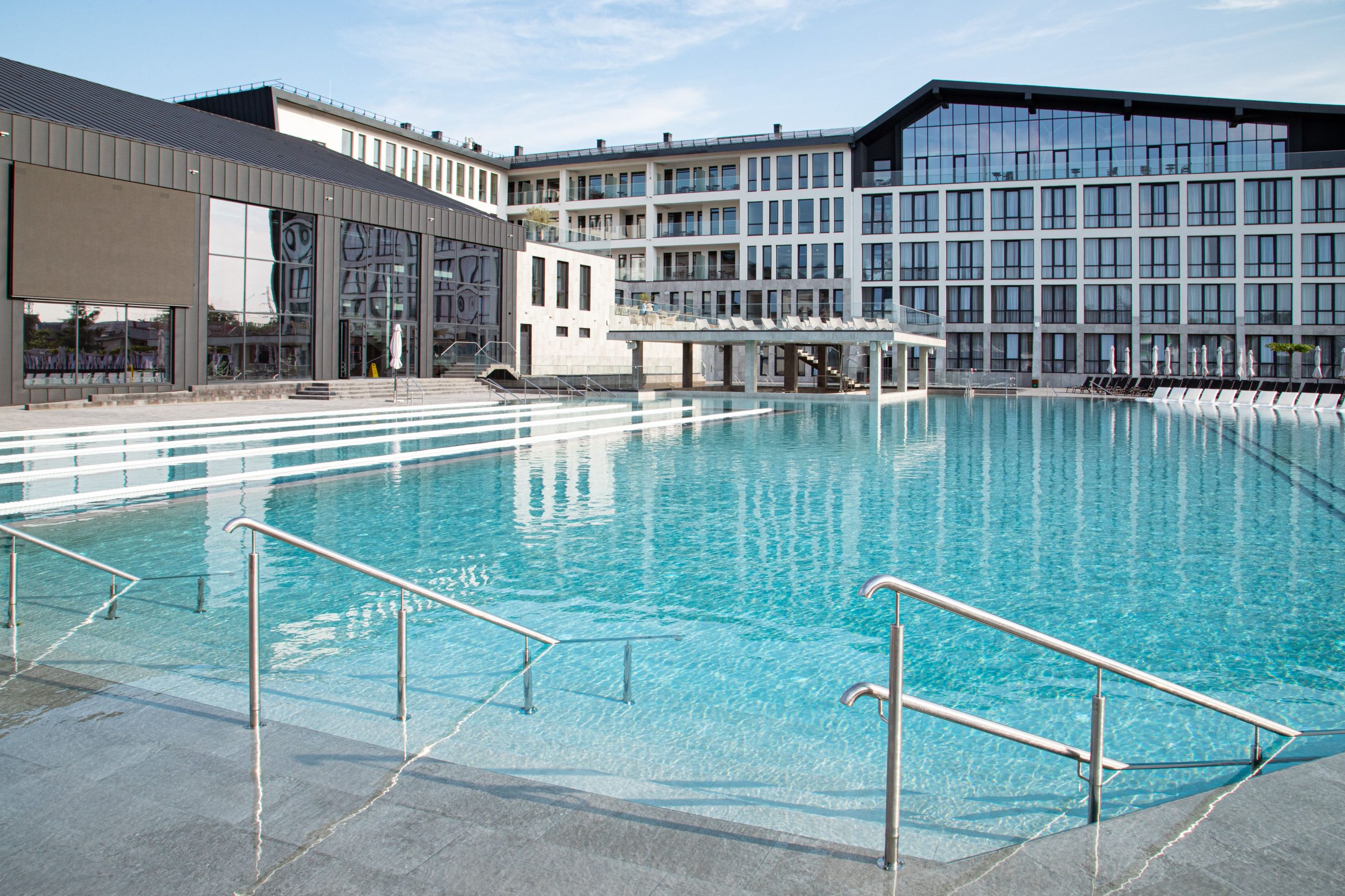 Термальний курорт у деталях: Фото басейнів та інфраструктури