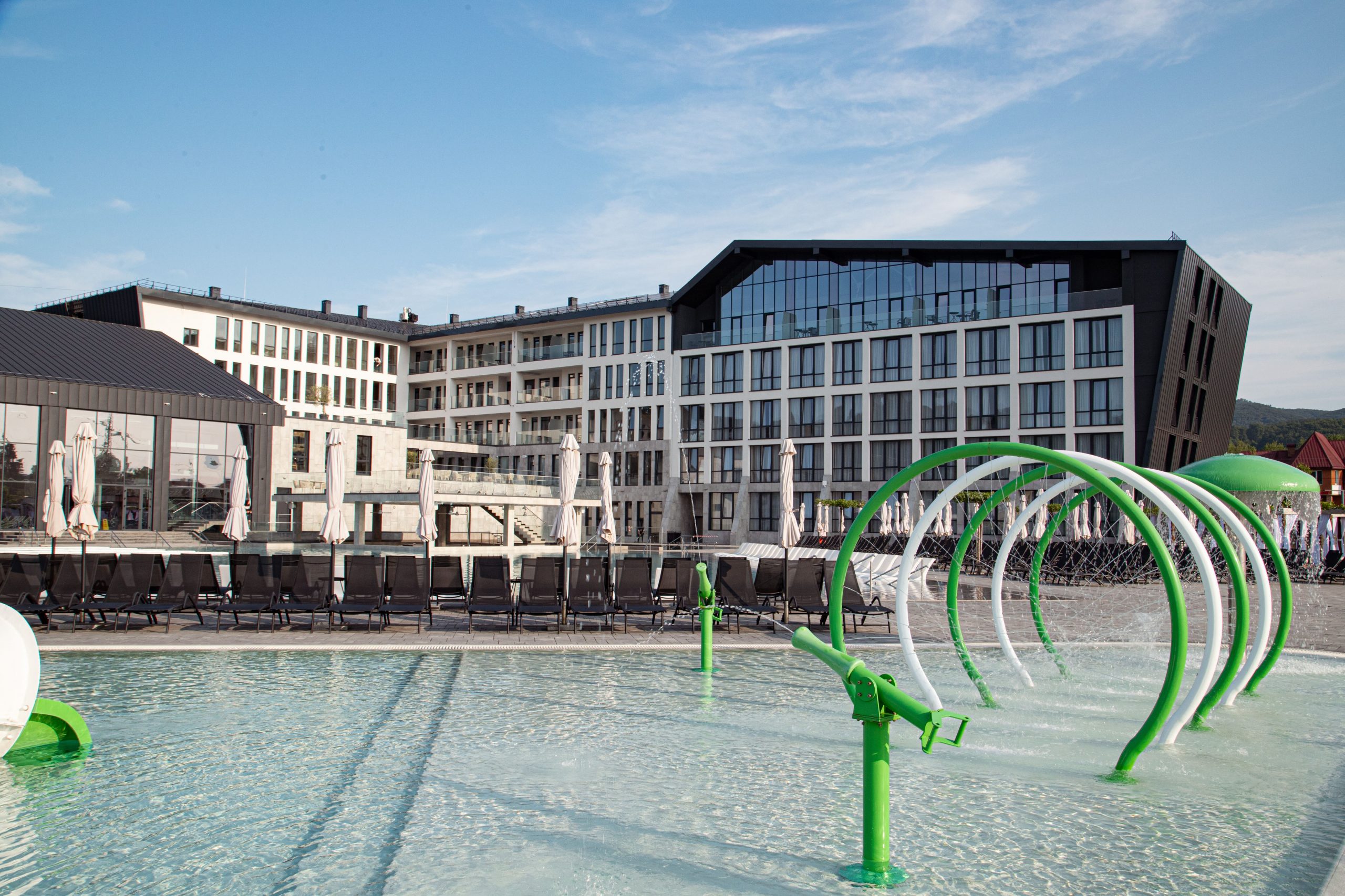 Термальний курорт у деталях: Фото басейнів та інфраструктури