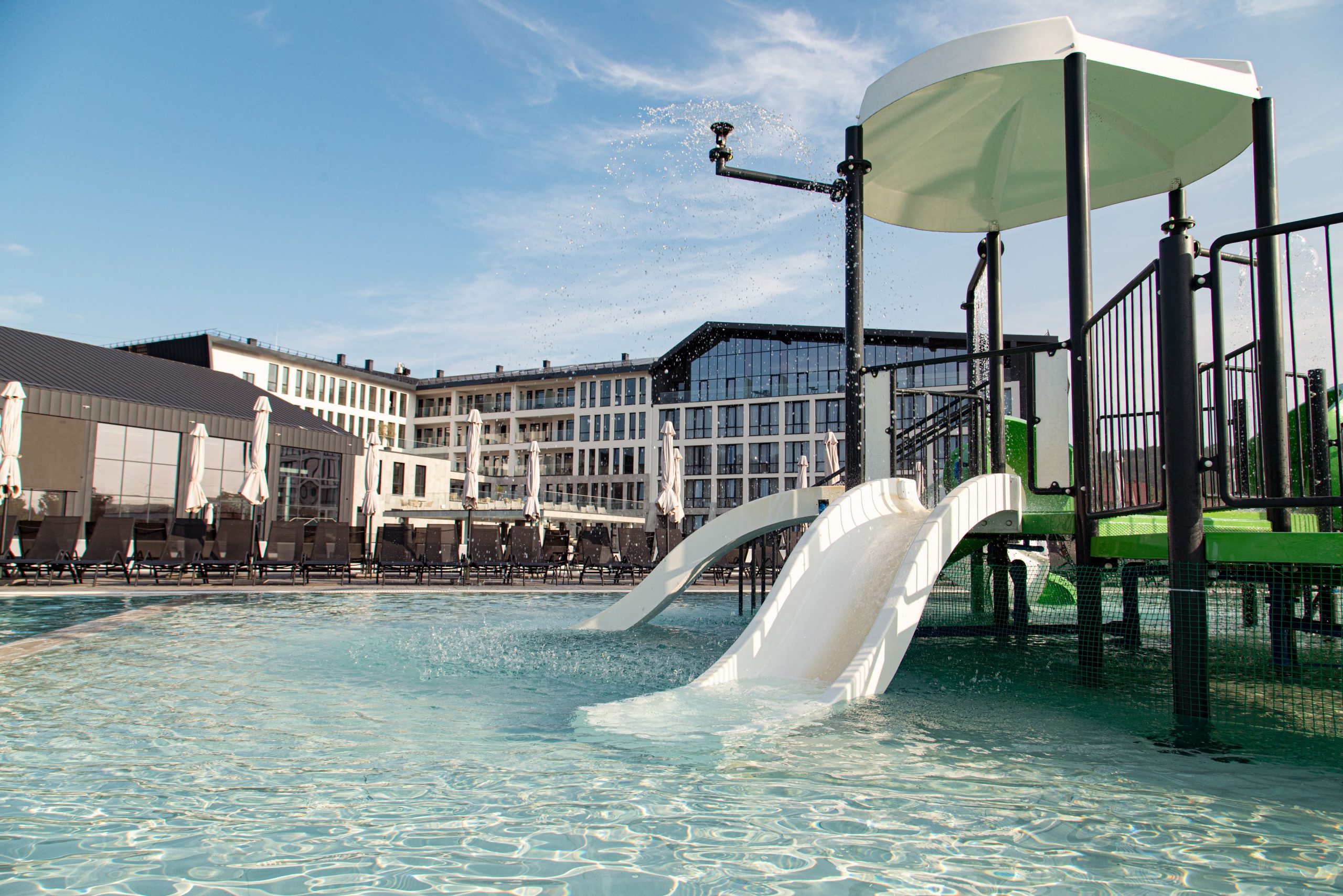 Термальний курорт у деталях: Фото басейнів та інфраструктури