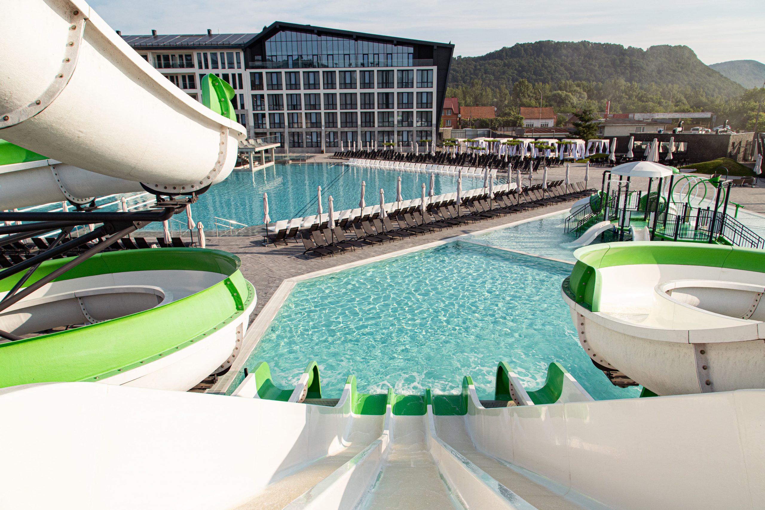 Термальний курорт у деталях: Фото басейнів та інфраструктури