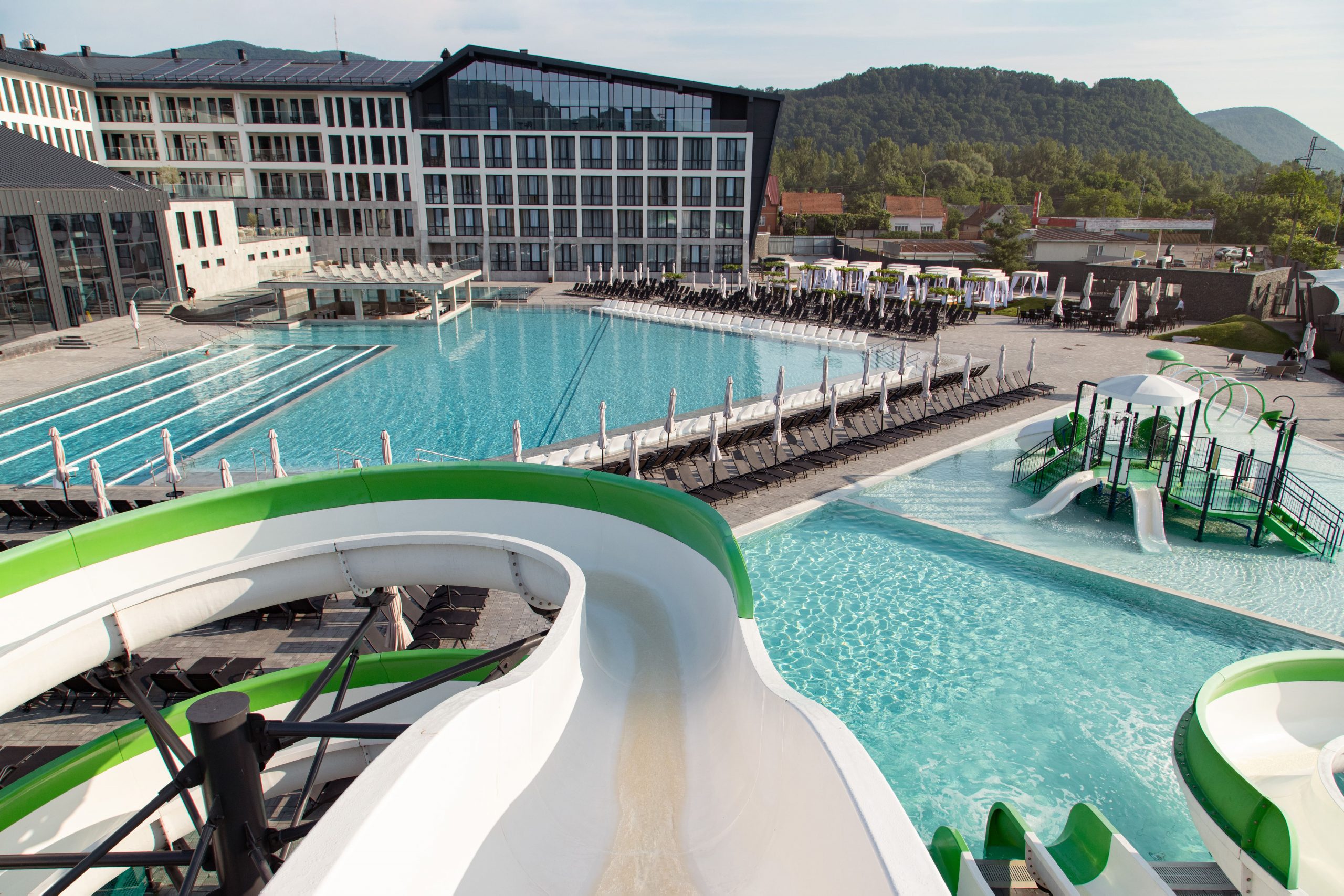 Термальний курорт у деталях: Фото басейнів та інфраструктури