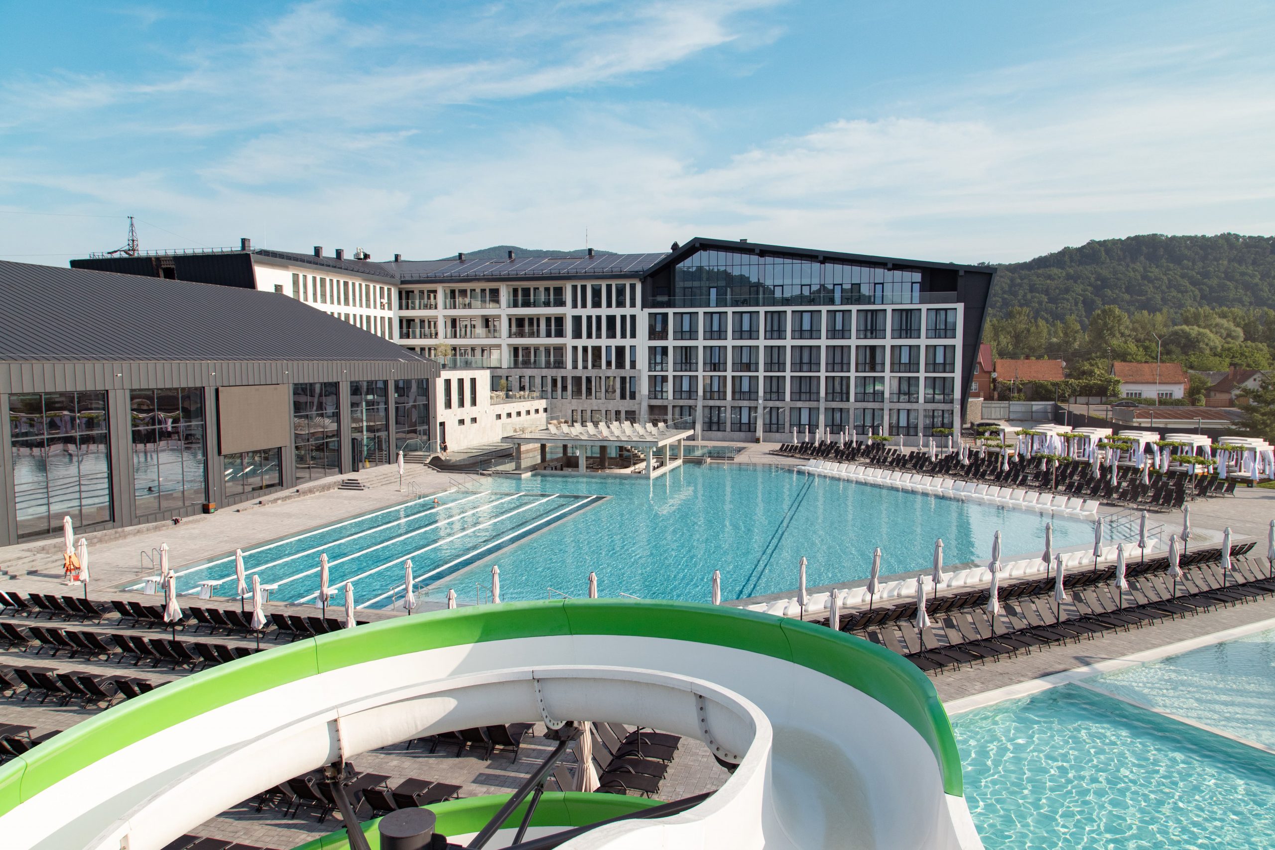 Термальний курорт у деталях: Фото басейнів та інфраструктури