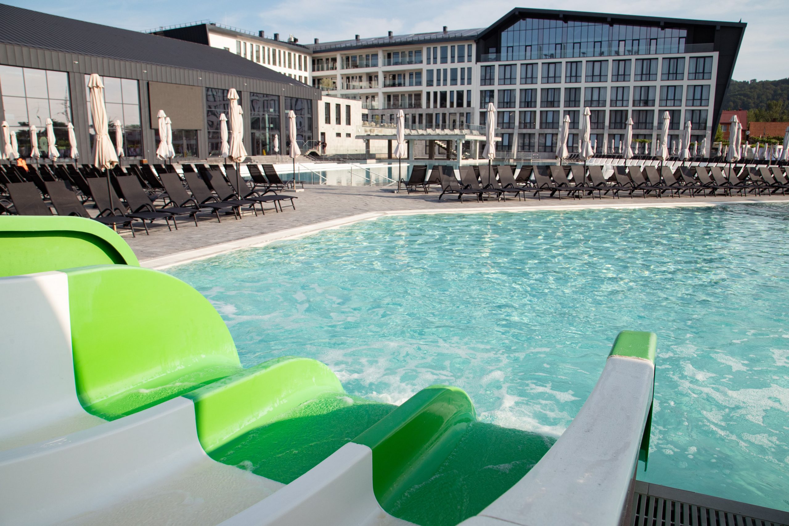 Термальний курорт у деталях: Фото басейнів та інфраструктури