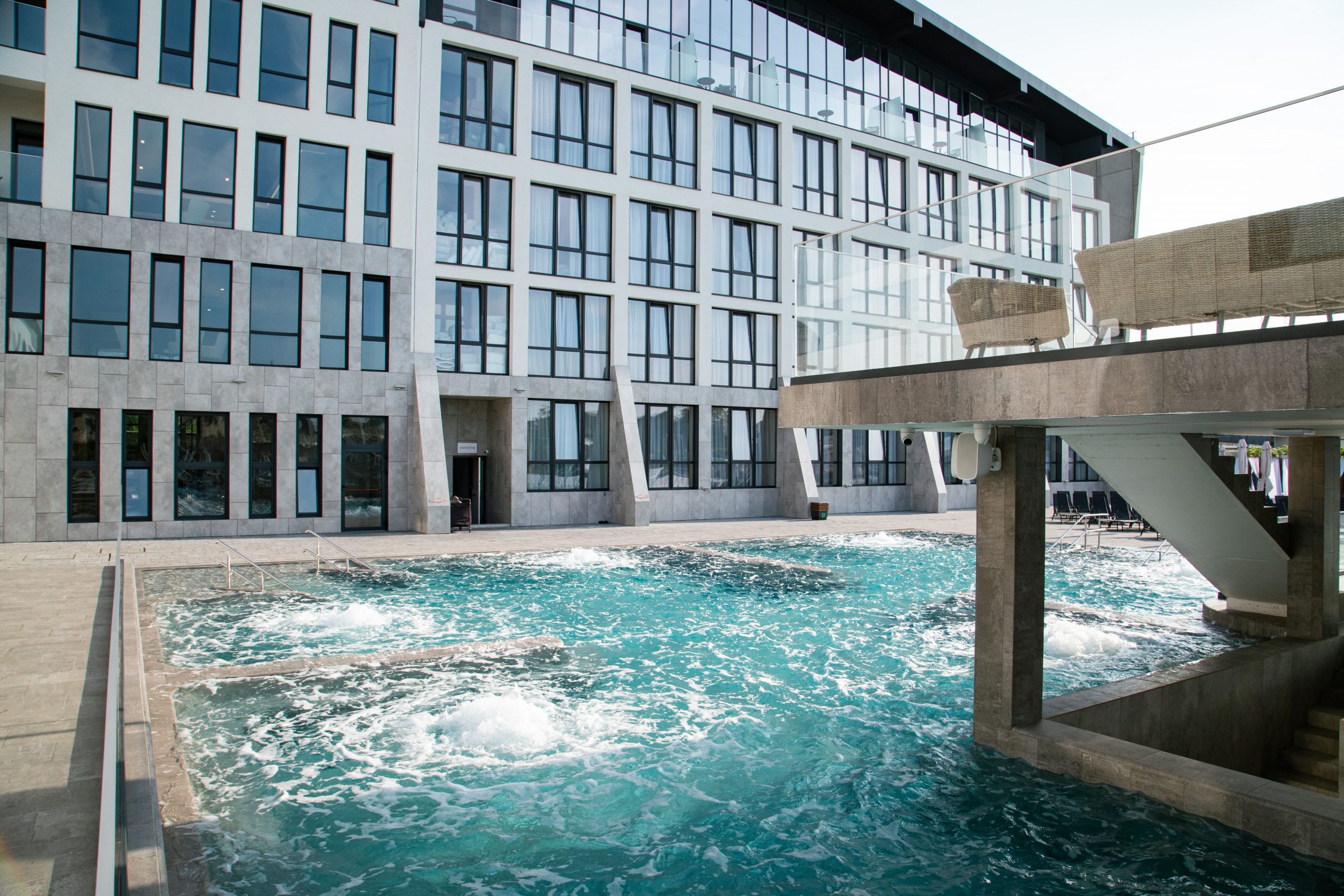 Термальний курорт у деталях: Фото басейнів та інфраструктури