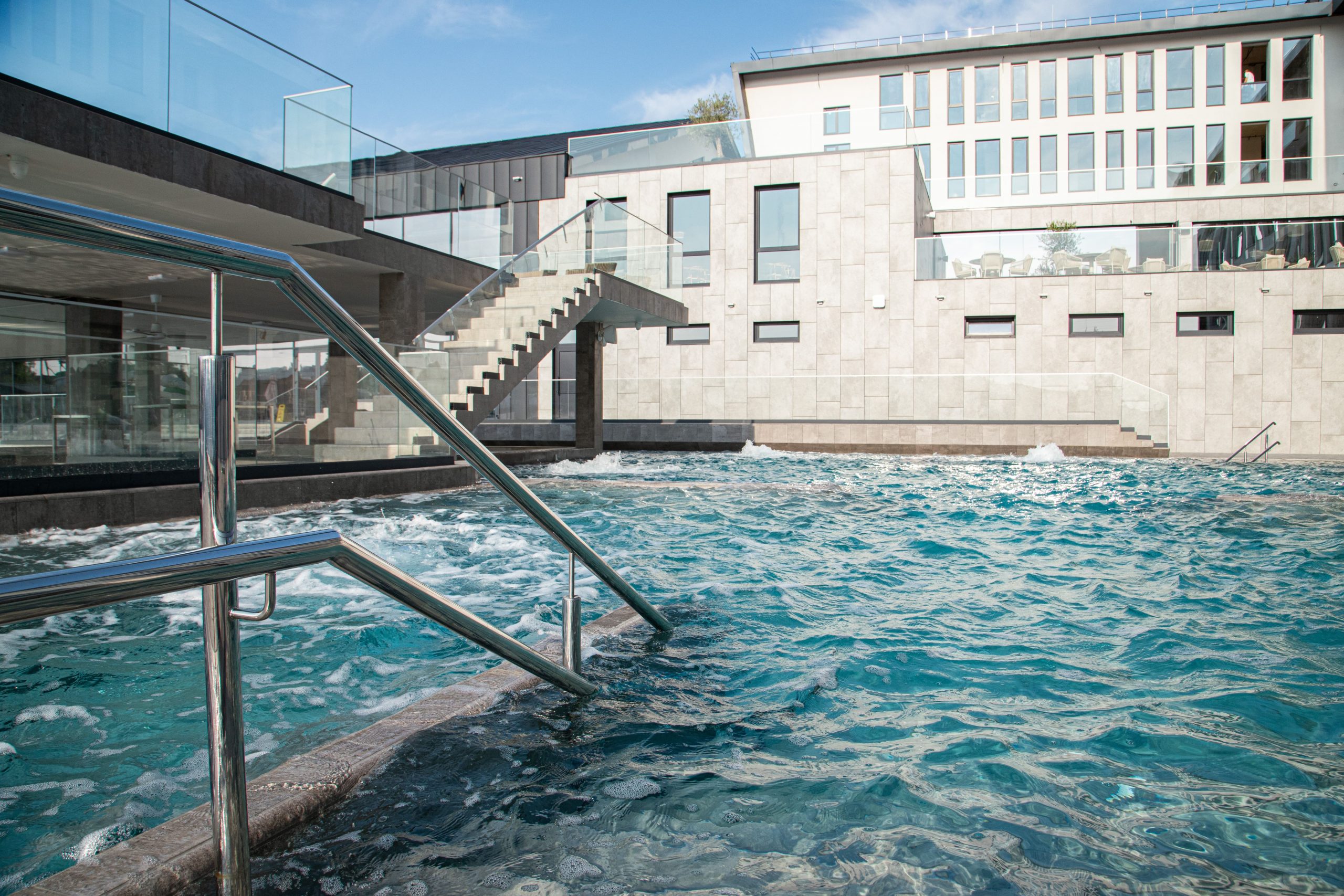 Термальний курорт у деталях: Фото басейнів та інфраструктури