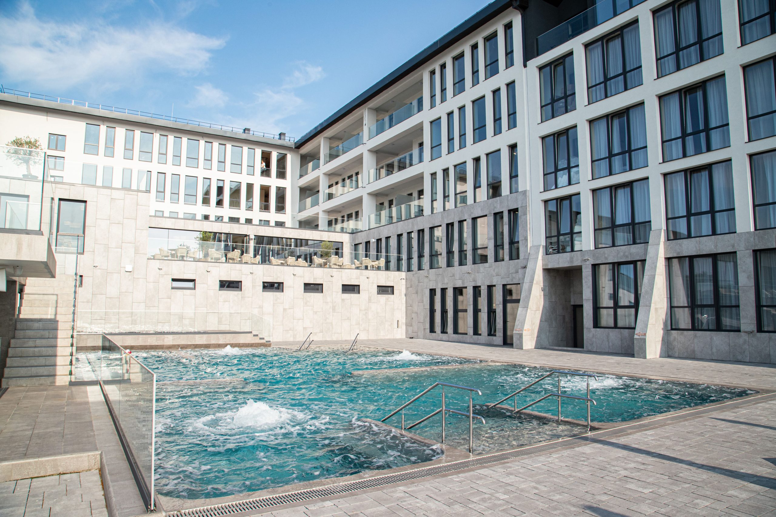 Термальний курорт у деталях: Фото басейнів та інфраструктури