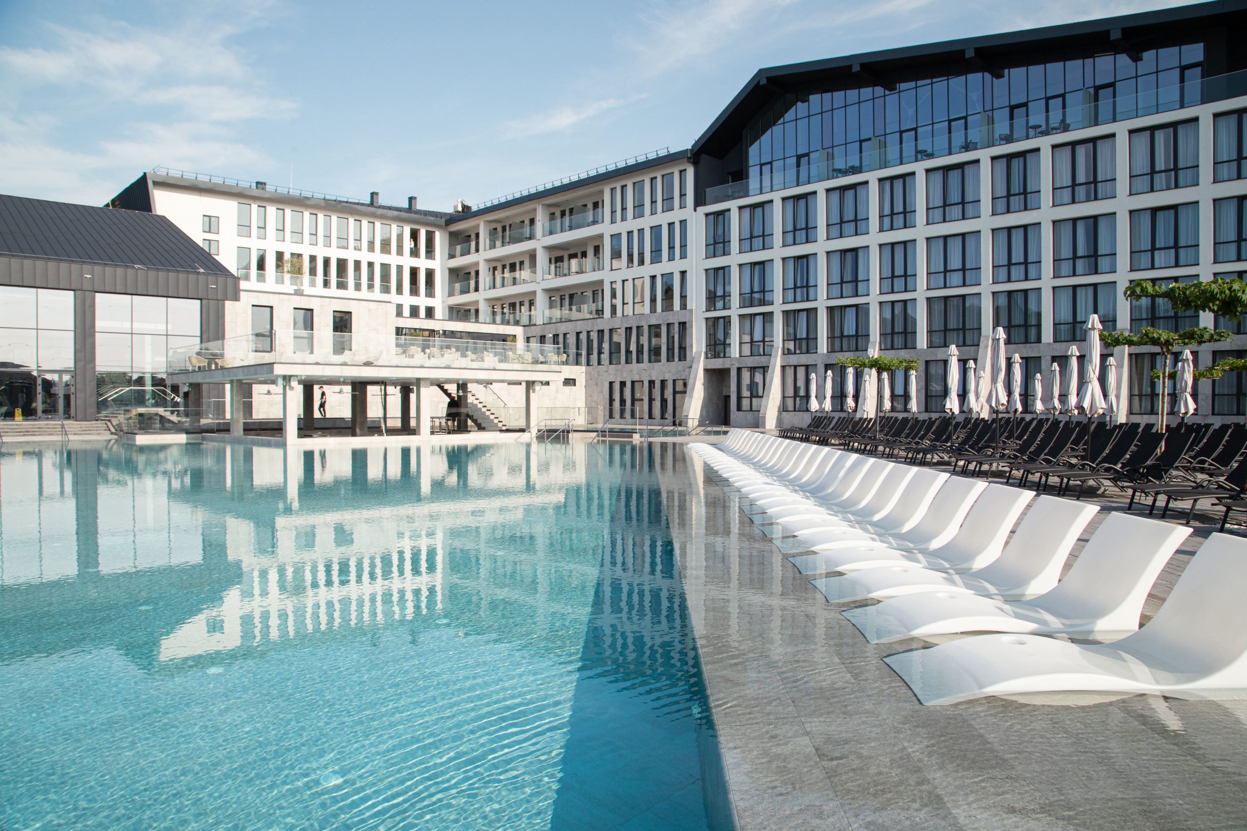 Термальний курорт у деталях: Фото басейнів та інфраструктури