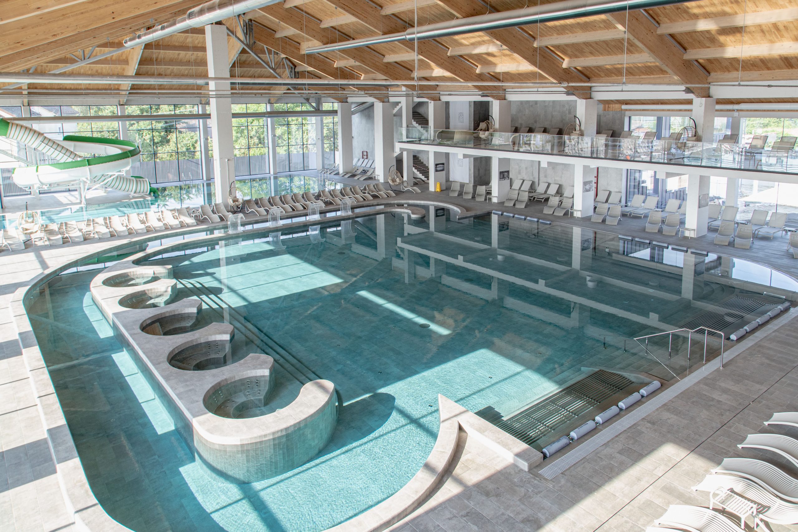 Термальний курорт у деталях: Фото басейнів та інфраструктури