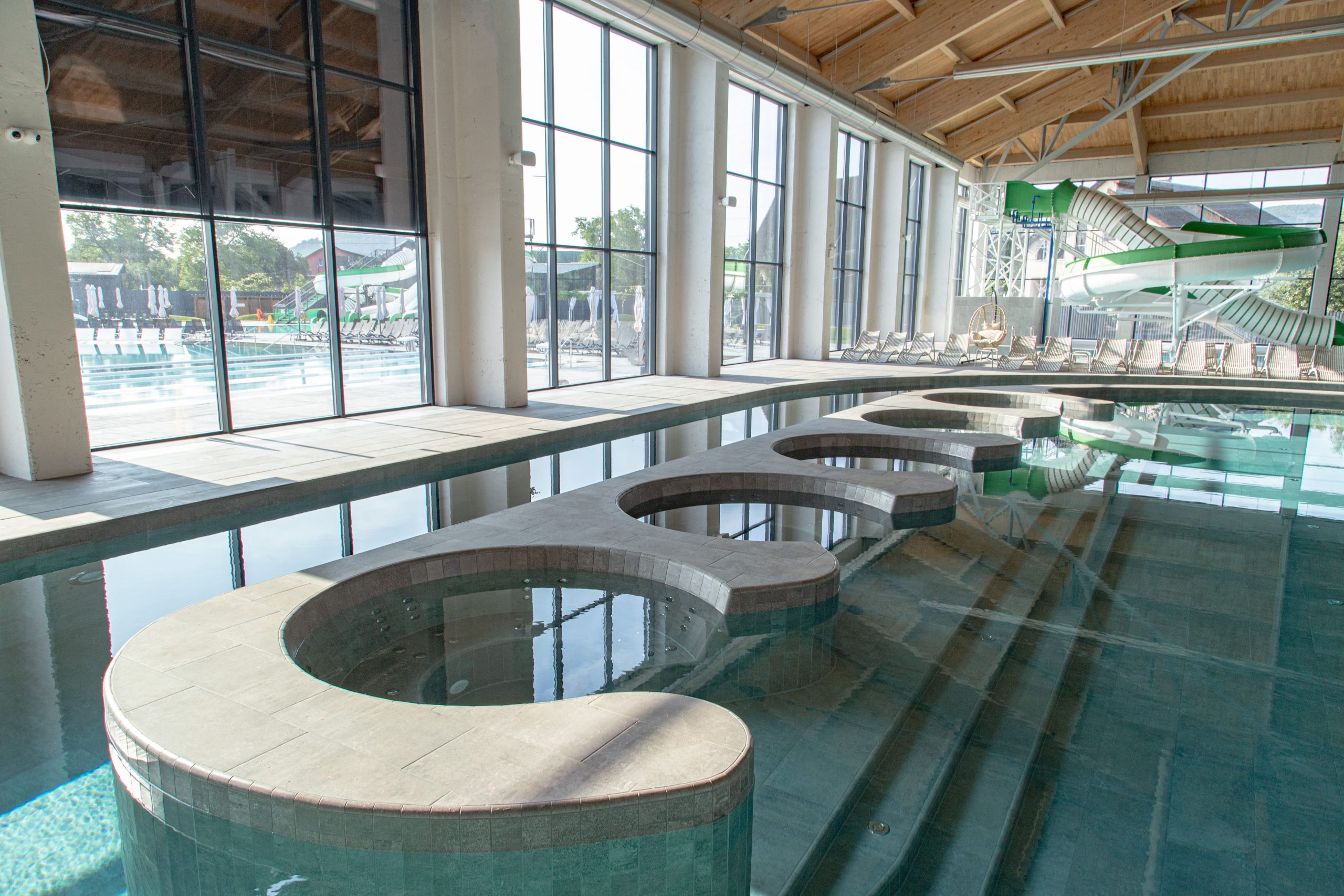 Термальний курорт у деталях: Фото басейнів та інфраструктури