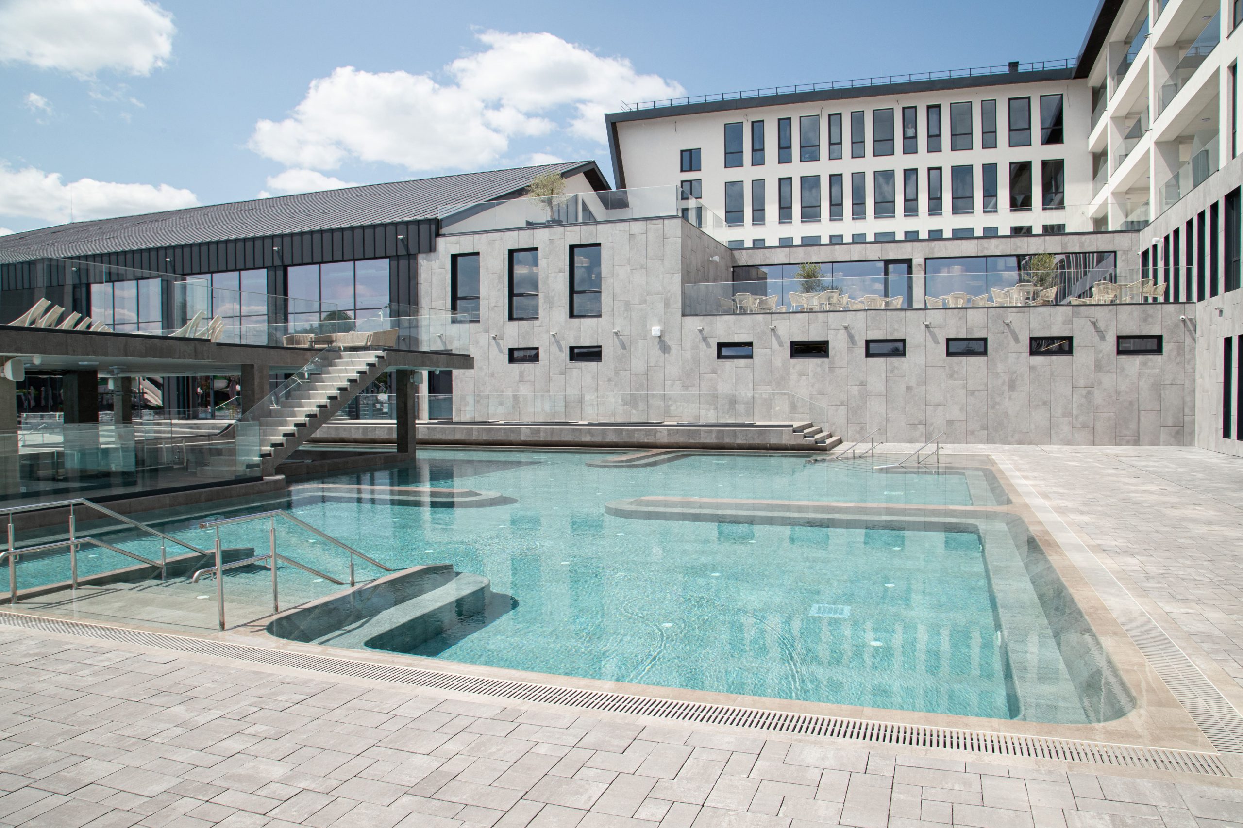 Термальний курорт у деталях: Фото басейнів та інфраструктури