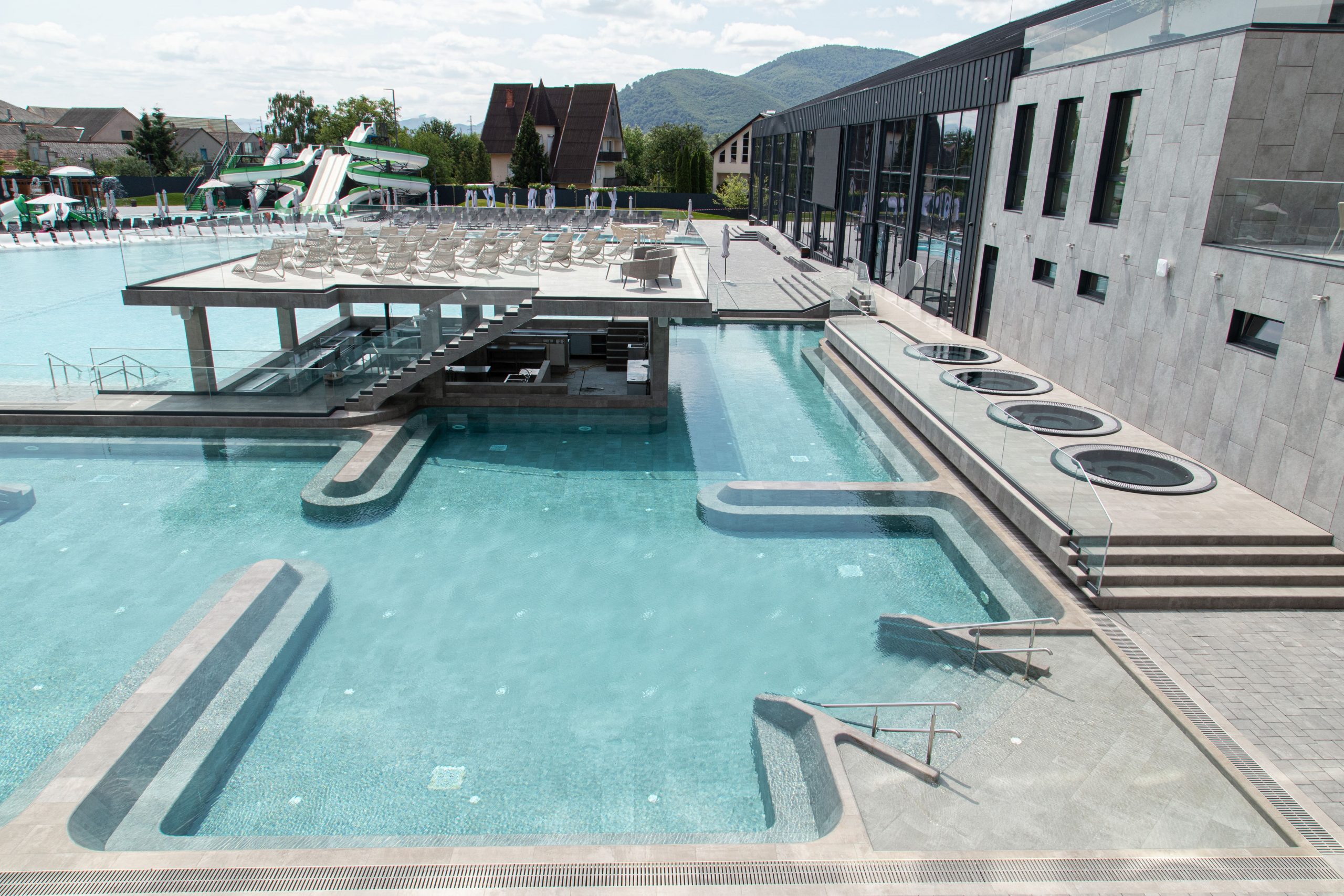 Термальний курорт у деталях: Фото басейнів та інфраструктури