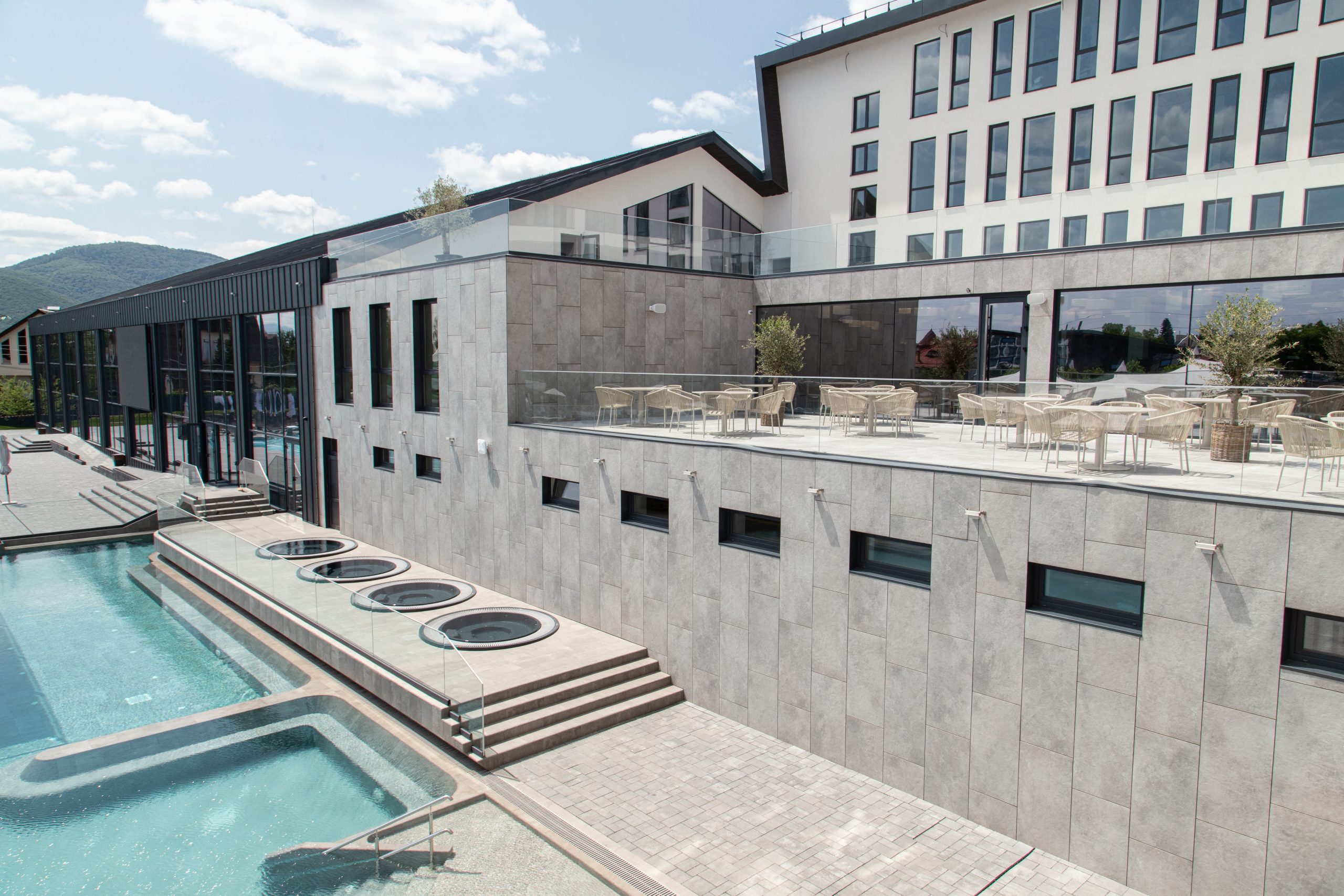 Термальний курорт у деталях: Фото басейнів та інфраструктури